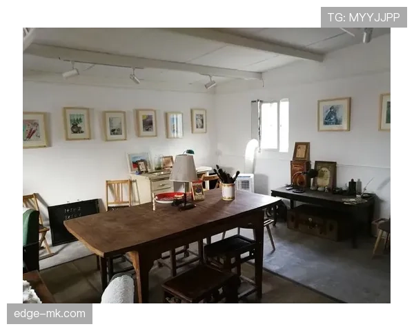 看到特雷·杨晒的家居照，我的天，客厅能办婚礼我钱包瞬间发冷